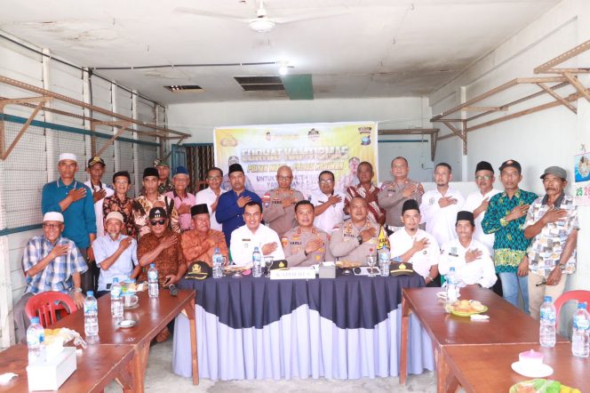 
					“Curhat Kamtibmas” bersama masyarakat Kec. Durai Kab. Karimun yang dilaksanakan di Warung Kopi Tiga Beradik, Jl. Kapten Muchtar, Desa Telaga Tujuh Kec. Durai, Rabu (29/5/2024).