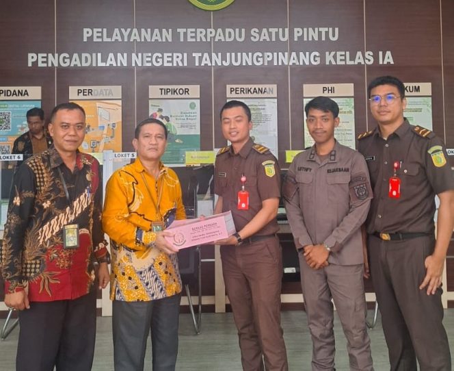 
					Tim JPU Kejari Tanjungpinang saat melimpahkan dua berkas perkara korupsi Proyek Pemukiman Kumuh Senggarang dan Pembangunan Gedung Kelas Belajar UMRAH ke Pengadilan Negeri Tanjungpinang, Kamis (30/5/2024)