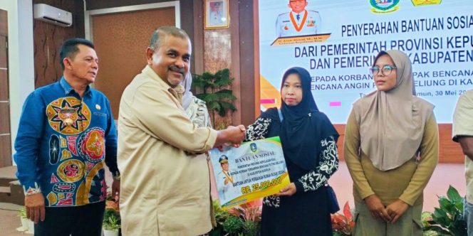 
					Provinsi Kepulauan Riau pada Kamis (30/5/2024) Gubernur Kepri Ansar Ahmad didampingi Bupati Karimun Aunur Rafiq menyerahkan Bantuan sosial (Bansos) kepada korban terdampak bencana Kebakaran dan bencana alam Angin Puting Beliung