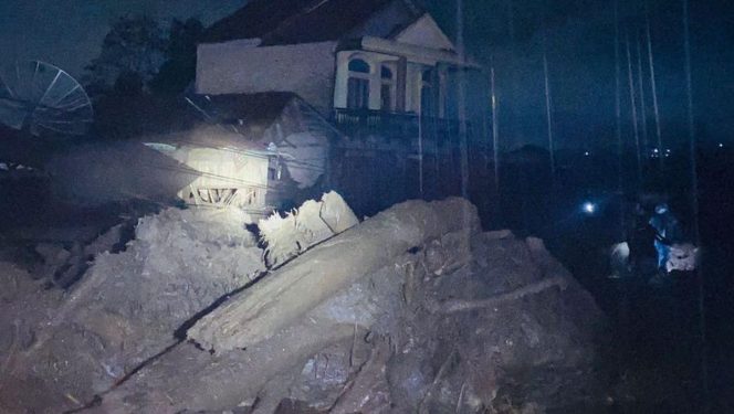 
					Banjir bandang terjadi di Kabupaten Agam, Sumatera Barat. (Foto: dok. BNPB)