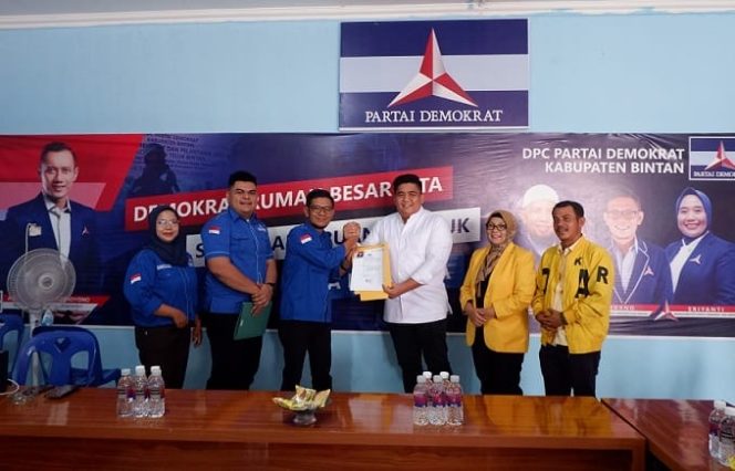 
					Bupati Bintan Roby Kurniawan menyerahkan berkas pendaftaran sebagai balon Bupati kepada Sekretaris DPC Partai Demokrat Bintan Winarno, Rabu (8/5/2024).