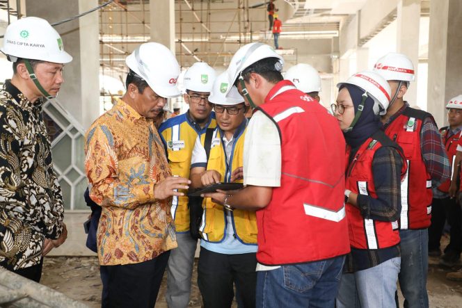 
					Wali Kota Batam, Muhammad Rudi, meninjau proses pembangunan Masjid Agung Batam Centre, Sabtu (8/6/2024).