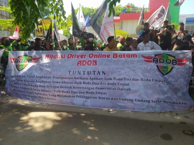 
					Aliansi Driver Online Batam (ADOB) saat di kantor perwakilan Gubernur dan DPRD Provinsi di Graha Kepri Batam. (Foto: Randi Rizky K)