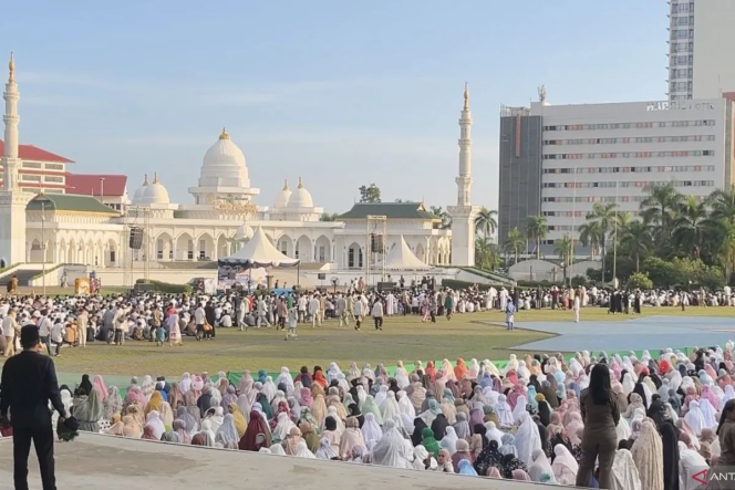 
					Ribuan warga Batam shalat Id Adha di Dataran Engku Putri. Foto: ANTARA/Jessica