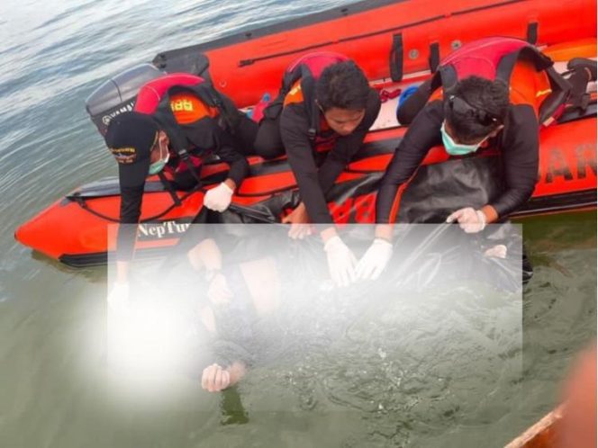 
					Tim SAR evakuasi jasad pria yang ditemukan oleh pemancing di perairan Jembatan 1 Barelang, Batam. Foto: Ist