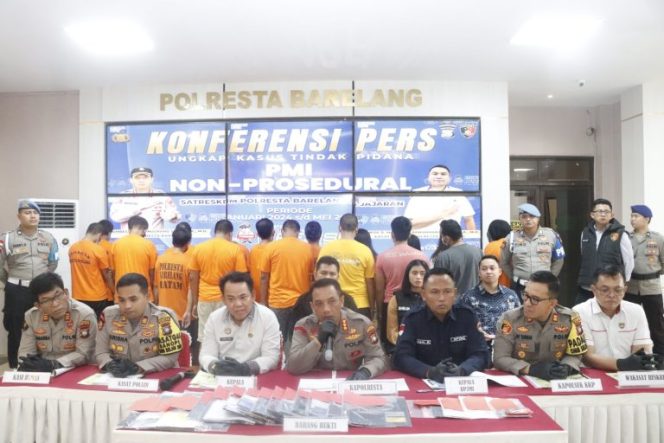 
					Konferensi Pers pengungkapan Pelaku Penempatan PMI Ilegal atau Non Prosedural di Lobby Mapolresta Barelang, Jumat (31/5/2024). Foto: Dok. Humas Polresta Barelang