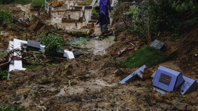 
					Petugas membersihkan makam yang tertimbun tanah longsor di Taman Pemakaman Umum (TPU) Sei Panas, Batam, Kepulauan Riau, Sabtu (22/6/2024). Foto: DETIKNEWS