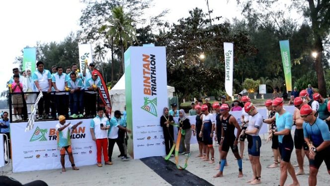 
					Bupati Bintan Roby Kurniawan saat membuka event Bintan Triathlon 2024 di Lagoi, Bintan, Sabtu (1/6/2024).