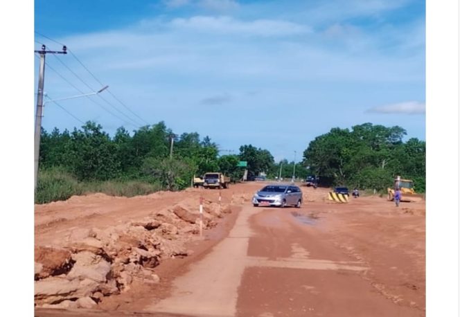 
					Proyek Overlay jalan Daeng Celak menuju Senggarang dikeluhkan Warga.