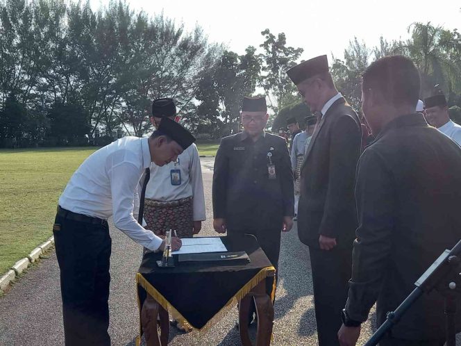 
					Sekda Tanjungpinang Zulhidayat saat melantik 394 orang PPPK dari berbagai formasi di halaman kantor Wali kota Tanjungpinang, Jumat (7/6/2024).