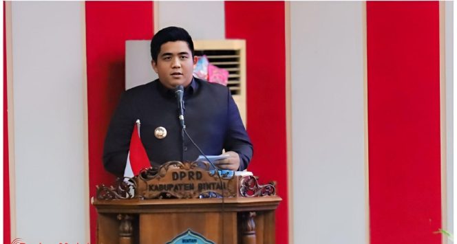 
					Bupati Bintan, Roby Kurniawan, Ranperda LPP APBD Tahun 2023 pada Sidang Paripurna di Kantor DPRD Bintan, Senin (10/6/2024).