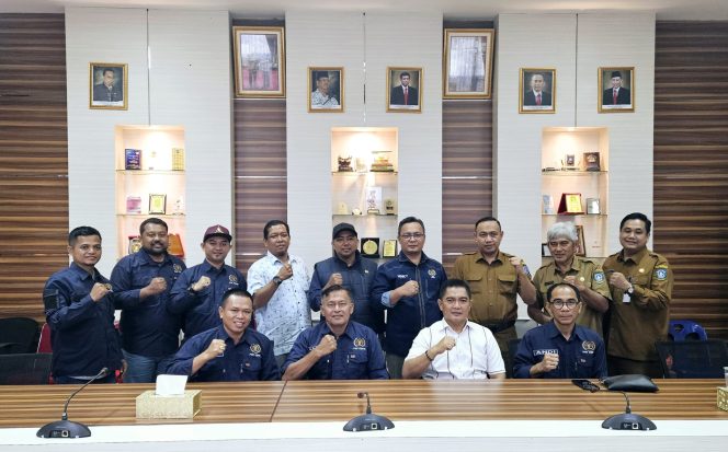 
					Pengurus PWI Kepri saat mengunjungi kantor Badan Kesbangpol Kepri di Kompleks Kantor Gubernur Provinsi Kepri, Dompak, Tanjungpinang Selasa (4/6/2024).