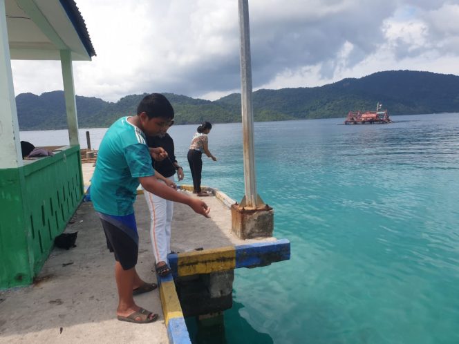 
					Sekelompok anak muda mengisi hari libur dengan memancing di area Pelabuhan Tanjung Momong, Tarempa, Kecamatan Siantan, Kabupaten Kepulauan Anambas, Minggu (9/6/2024). Foto: Ihsan/HarianHaluanKepri