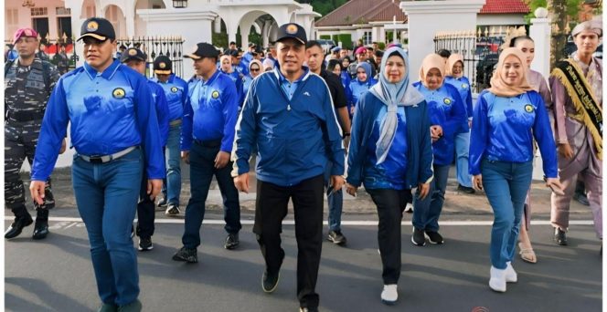 
					Pagelaran Kepri Navy Open Water Swimming Competition 2024 resmi dibuka KSAL, Laksamana TNI Muhammad Ali, dihadiri Gubernur Kepri Ansar Ahmad, di Pelataran Tugu Sirih, Tepi Laut, Tanjungpinang Sabtu (8/9/2024).