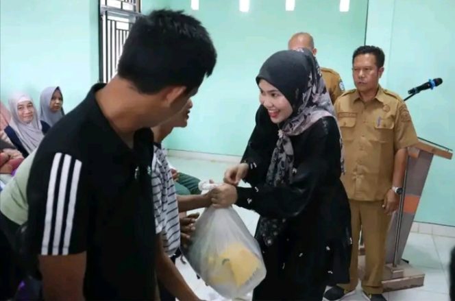 
					Ketua LKKS Kabupaten Bintan Hafizha Rahmadhani serahkan   bantuan Sembako kepada panyandang disibalitas di Aula Kantor Camat Bintan Utara, Senin (10/6/2024).