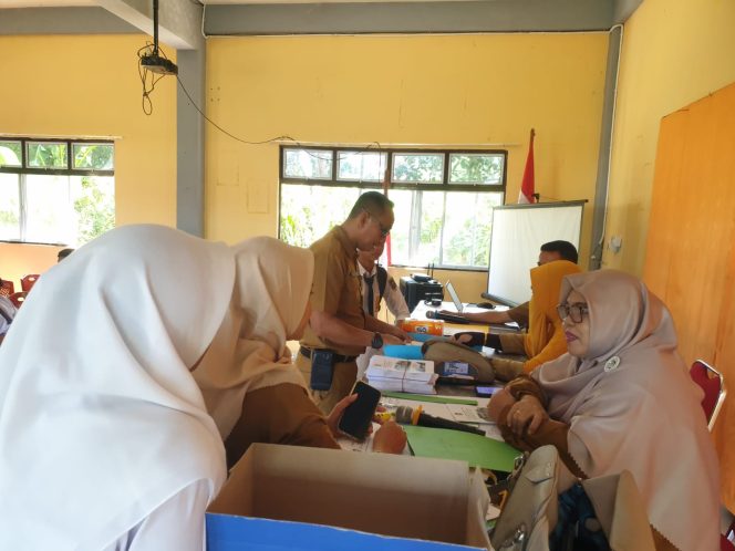 
					Suasana pendaftaran di SMA Negeri 1 Siantan, Selasa (11/6/2024). Foto: Ihsan/HarianHaluanKepri