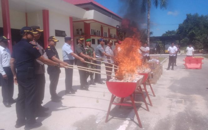 
					Pemusnahan rokok illegal di Polres Natuna. Foto: Faturrahman/HarianHaluanKepri