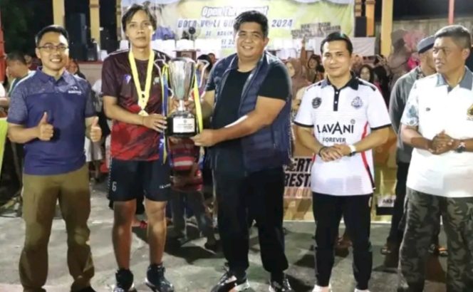 
					Bupati Bintan Roby Kurniawan didampingi Wakil Bupati Bintan Ahdi Muqsith, menyerahkan piala bergilir kepada tim Polres Bintan. Selasa malam (11/6/2024) di Halaman Gedung Nasional Tanjung Uban.