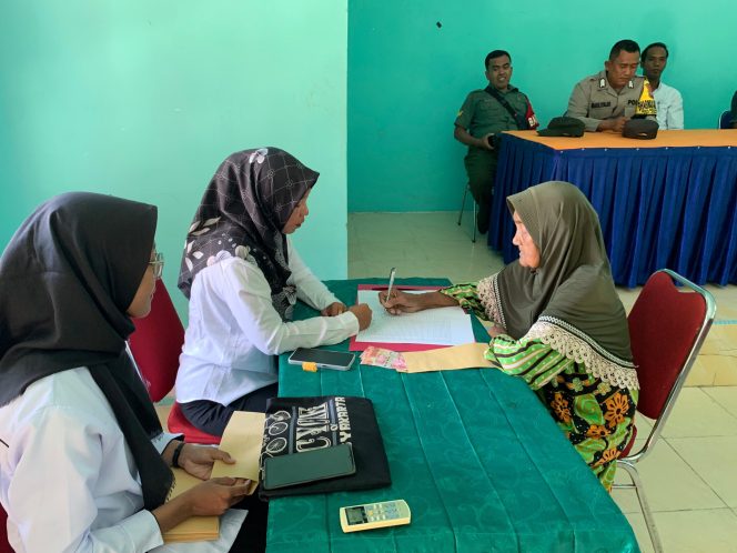 
					Desa Kuala Maras, Kecamatan Jemaja Timur, Kabupaten Kepulauan Anambas melakukan pembagian Bantuan Langsung Tunai (BLT) untuk warga kurang mampu, Rabu (12/6/2024). Foto: Ihsan/HarianHaluanKepri