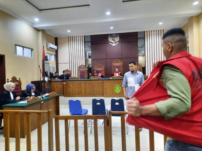 
					Eks karyawan CSO Bank Mandiri Cabang Tanjungpinang, Muhammad Imam Tabarani sebagai terdakwa usai menjalani sidang tuntutan 8 tahun penjara oleh JPU atas kasus tindak pidana Perbankan dalam sidang di PN, Rabu  (12/6/2024).