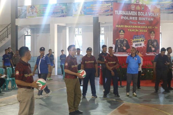 
					Turnamen Bola Voli untuk umum dan resmikan langsung dibuka oleh Kapolres Bintan AKBP Riky Iswoyo di Gedung Olah Raga Demang Lebar Daun Kijang, Rabu (12/6/2024).