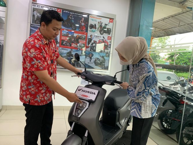 
					PT Capella Dinamik Nusantara,mengumumkan penawaran program yang bertajuk SEJIWA (SpEcial Juni IstemeWA) yang menarik untuk produk terbaru, sepeda motor listrik Honda EM-1 e:.