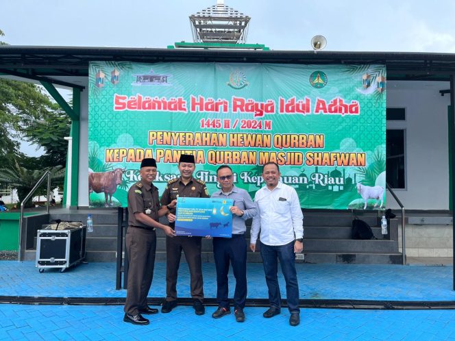 
					PT PLN Batam menyalurkan hewan kurban sapi kepada stakeholders bersama Kejaksaan Tinggi Kepuluan Riau (Kepri).