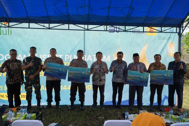 
					PT PLN Batam kembali melaksanakan program penyerahan bantuan tanggung jawab sosial dan lingkungan (TJSL) hewan kurban kepada para stakeholders, masyarakat sekitar wilayah operasional perusahaan.