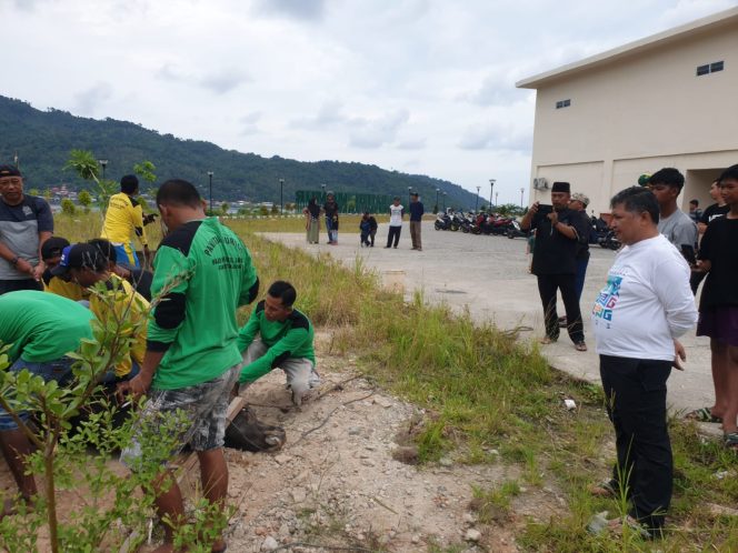 
					Masjid Agung Baitul Ma'mur, Tarempa, Kecamatan Siantan melaksanakan penyembelihan hewan kurban sebanyak 4 ekor sapi, Senin (17/6/2024).