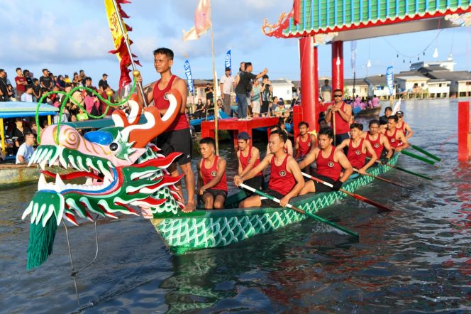 
					Salah satu peserta Dragon Boat ketika sedang memacu Boatnya yang dilaksanakan di Plantar 3 Tanjungpinang, Senin (17/6/2024).