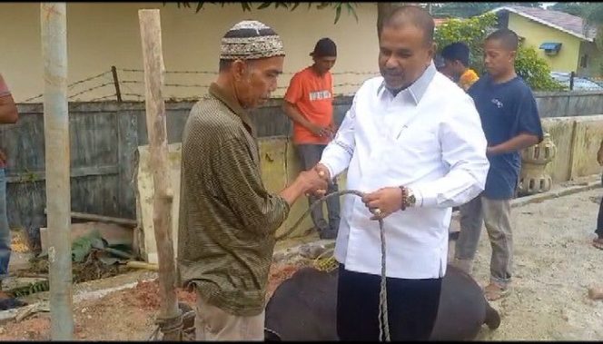 
					ewan Pimpinan Daerah (DPD) Partai Golongan Karya (Golkar) Kabupaten Karimun, Provinsi Kepri melakukan Penyembelihan Hewan Kurban Pada Idul Adha 1445 H hari ketiga, Rabu (19/06/2024).