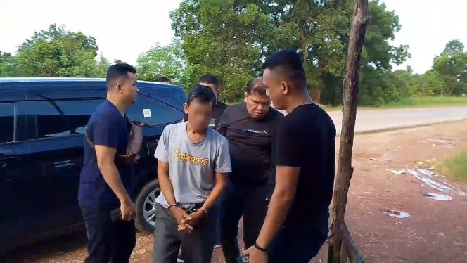 
					Personel Satreskrim Polres Bintan saat menggiring tersangka S (46) usai penangkapan yang diduga telah melakukan perbuatan Tindak Pidana BB Penggelapan yang merugikan Perusahaan PT. CCI Bintan sekitar Rp.8 Miliar, Rabu (19/6/2024).