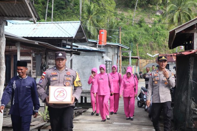 
					Polres Kepulauan Anambas bersama Bhayangkari Polres Kepulauan Anambas dan seluruh Polsek jajaran kembali membagikan bantuan sosial berupa sembako yang dibagikan kepada Masyarakat yang ada di Kabupaten Kepulauan Anambas, Kamis (20/6/2024).