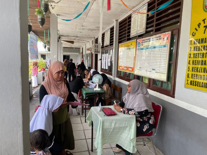 
					Proses Penerimaan Peserta Didik Baru (PPDB) di SDN 010 Bengkong, Kamis (20/6/2024).