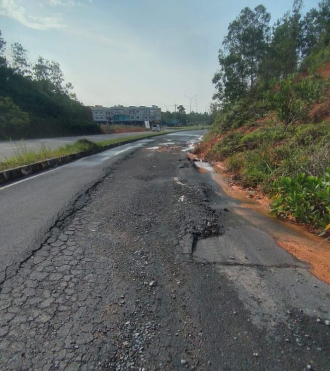 
					Jalan lintas timur yang sudah diaspal retak-retak dan terkelupas. Foto: Reza/HarianHaluanKepri