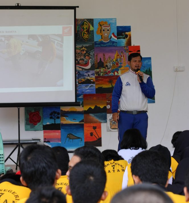 
					Kegiatan Environmental, Social, and Governance (ESG) yang diawali Edukasi Keselamatan Berkendara dan Mencegah Informasi Berita Hoax di Era Digital di SMK Negeri 7 Batam, Rabu (19/6/2024).