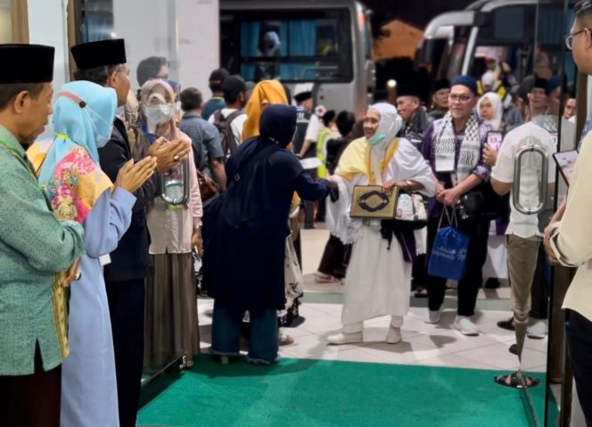 
					82 Jemaah Haji Asal Bintan yang masuk dalam kloter pertama Embarkasi Batam terbang dari King Abdul Azis International Airport sudah mendarat di Bandara Internasional Hang Nadim, Kota Batam Sabtu (22/6/2024) malam.