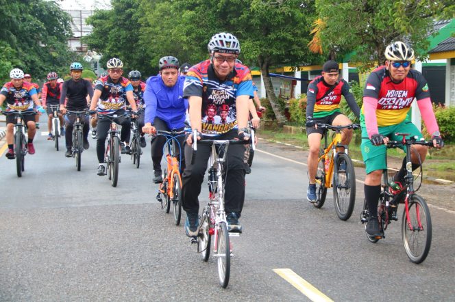 
					Kapolda Kepri Irjen Pol Yan Fitri Halimansyah saat lepas Gitu Fun Bike Hari Bhayangkara ke-78 di Tanjungpinang, Minggu (23/6/2024).