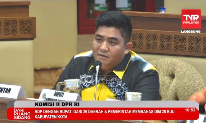 
					Bupati Bintan Roby Kurniawan menyampaikan pandangan dalam Rapat Panja bersama Komisi II DPR RI untuk membahas DIM terkait 26 RUU tentang Kabupaten/Kota.