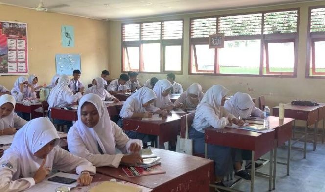 
					Siswa SMA Lingga sedang Belajar Mengajar.