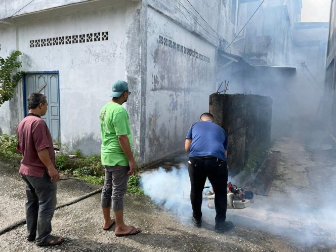 
					Petugas Puskesmas Bunguran Timur melakukan fogging di rumah penduduk. Foto: Faturrahman/HarianHaluanKepri