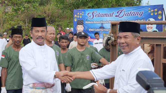 
					 Kepala BP Batam/Walikota Batam, Muhammad Rudi, melaksanakan shalat sunnah Idul Adha berjamaah di Masjid Sultan Mahmud Riayat Syah, Senin (17/6/2024).
