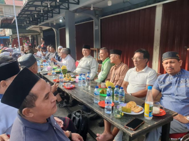 
					Ngopi santai di sore hari menjadi kegiatan rutin Pemerintah Kabupaten Kepulauan Anambas dalam mendengar curhatan masyarakat di Kedai Kopi The Murai, Kawasan Tarempa Centre, Kecamatan Siantan, Rabu, (26/6/2024) habis Ashar. 