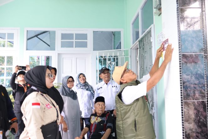 
					Pj Wali Kota Tanjungpinang Andri Rizal saat dikunjungi Pantarlih Kampung Bugis TPS 9, didampingi Anggota KPU Tanjungpinang, Andri Yudi, Desi Liza Purba, Novira Damayanti dan Hj Susanti, Rabu (26/6/2024)