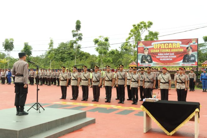 
					Kapolres Bintan AKBP Riky Iswoyo melantik dan melepas sejumlah Pejabat Utama dan Kapolsek dalam jajaran Polres Bintan, pelantikan para pejabat tersebut dilaksanakan dalam Upacara Serah Terima yang dilaksanakan di lapangan Bhayangkara Polres Bintan, Kamis (27/6/2024).