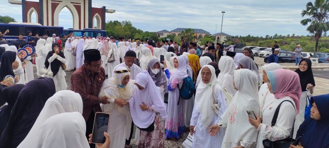 
					Jemaah haji tiba di Masjid Agung Natuna.