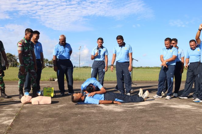 
					Personil Lanud RSA Natuna mengikuti sosialisasi penanganan darurat jantung.