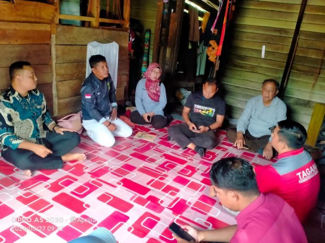 
					Dinsos PPPA Kabupaten Lingga bersama stakeholder langsung turun ke rumah SR (14) remaja yang di rantai orang tuanya akibat emosi yang tidak stabil sejak meminum delapan butir obat batuk jenis Maxtril.