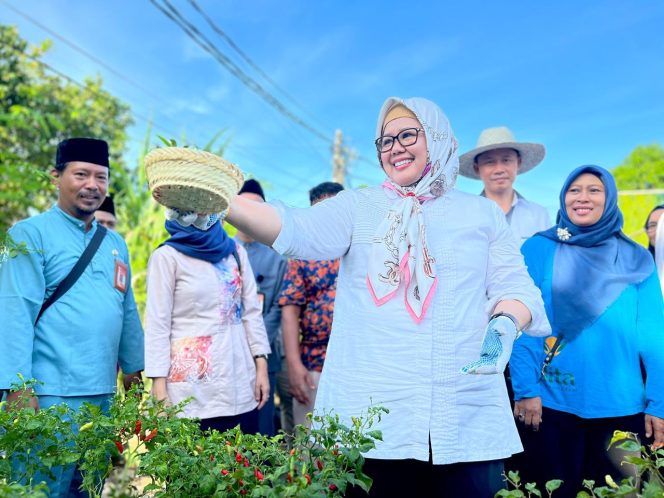 
					Hj. Marlin Agustina mengajak dunia usaha untuk dapat berkontribusi aktif dalam memacu pertumbuhan ekonomi Batam.