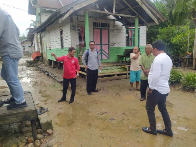 
					Kepala Dinas Sosial dan PPPA, Muhammad Arief saat turun langsung ke Desa Sungai Pinang. (F:ist)